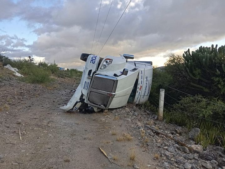 Vuelca tractocamión en la carretera a Tula