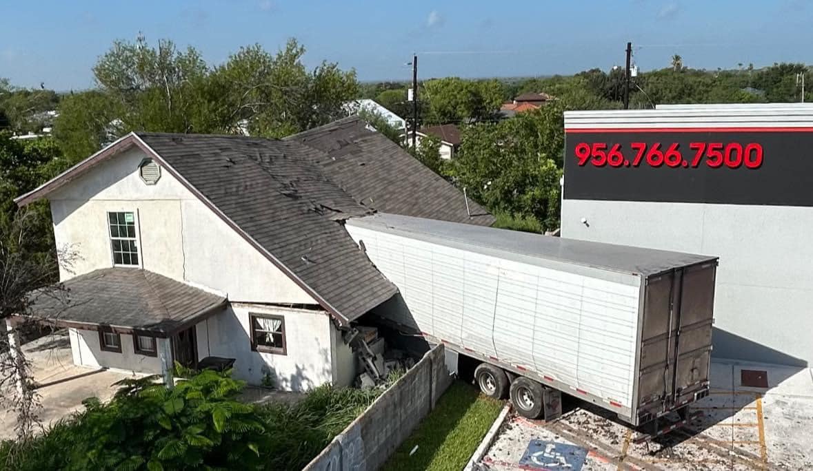 TRÁILER CHOCA CONTRA DOS AUTOS Y TERMINA DENTRO DE UNA CASA