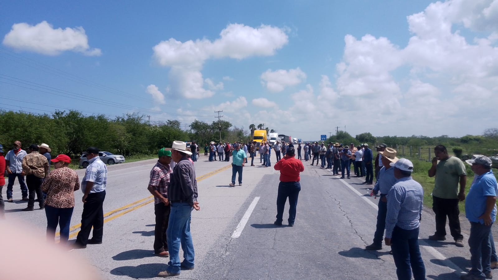 MÁS DE 200 AGRICULTORES BLOQUEAN CARRETERA SAN FERNANDO