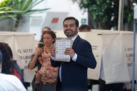 Máynez se presenta a votar: afirma que “el proceso ha sido muy inequitativo”