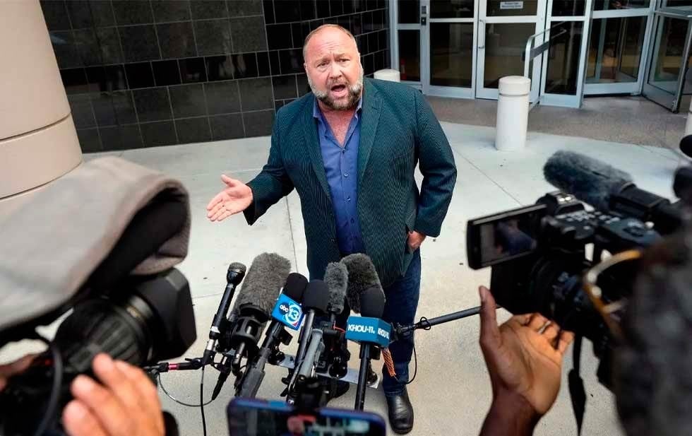 Ordena juez la venta de los bienes personales de Alex Jones