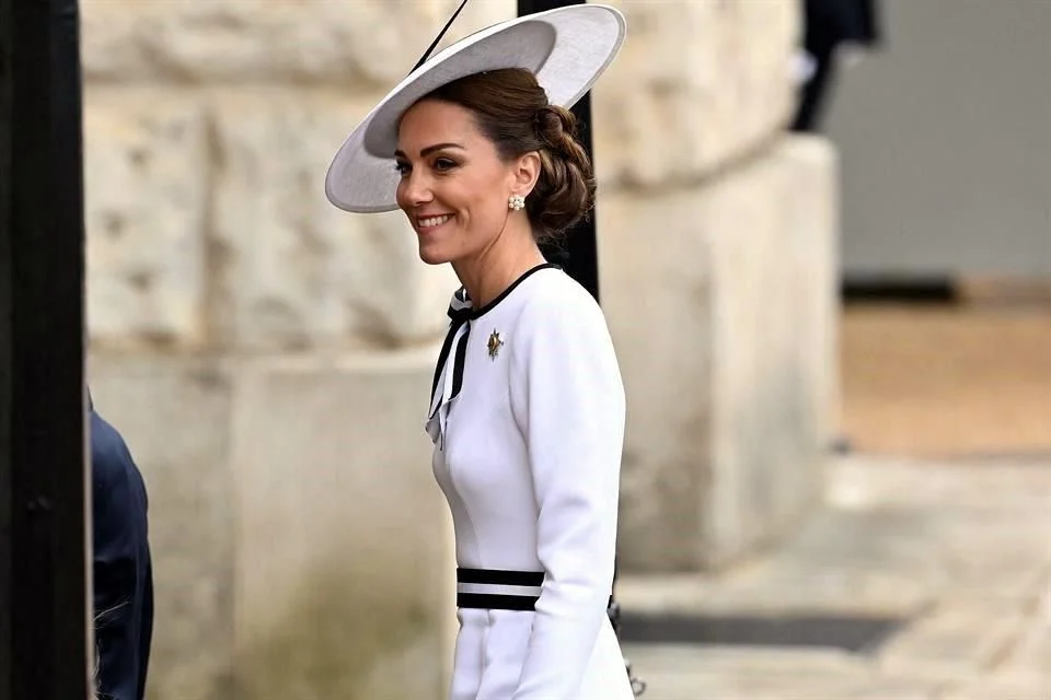 Reaparece sonriente Kate en desfile tras cáncer