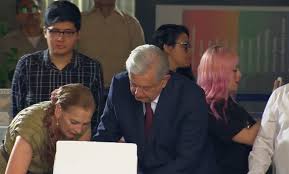 El presidente López Obrador asiste junto a su esposa Beatriz Gutiérrez a emitir el voto