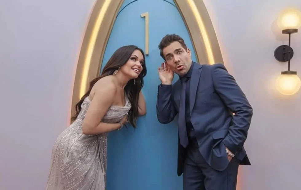 Conducirán Omar Chaparro y su esposa show de Netflix