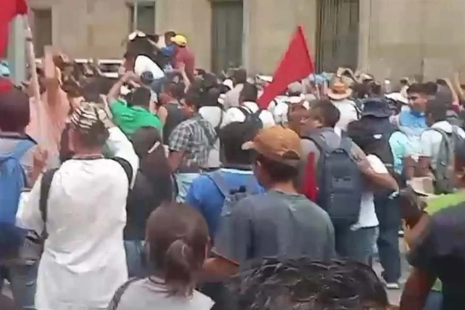 Se queja AMLO por falta de policías para cuidar Palacio