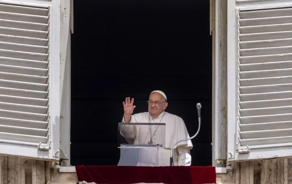 Repite Papa insulto a homosexuales en reunión privada