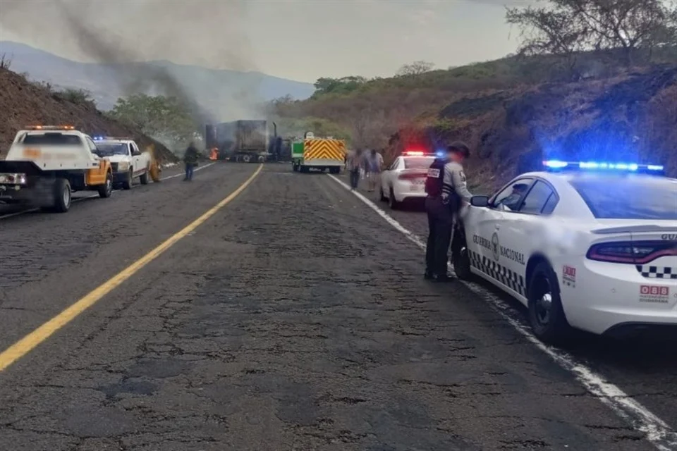 Queman vehículos en Michoacán tras captura de ‘viagras’