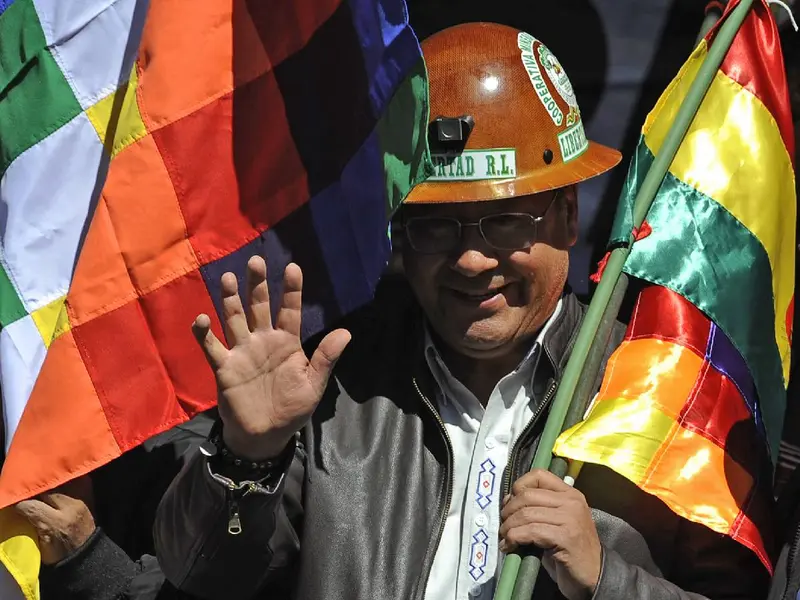 Presidente de Bolivia se da baño de pueblo