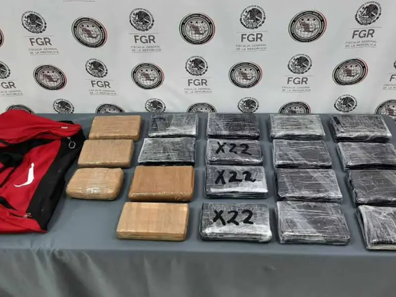FGR detiene a tres personas y asegura 22 kilos de cocaína