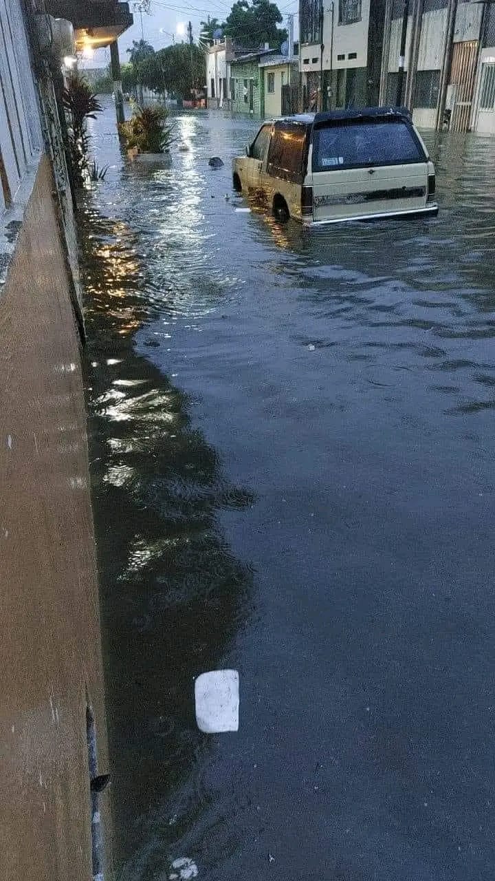 Afectadas 500 familias al desbordarse laguna en Madero