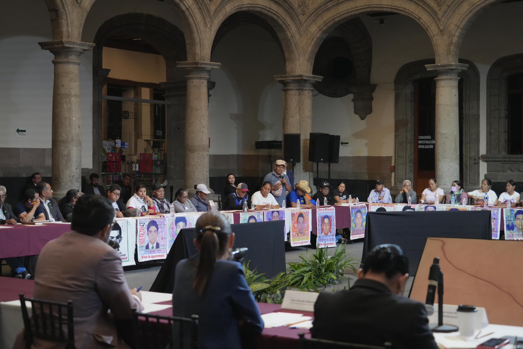 CLAUDIA SCHEINBAUM SE REUNE CON LOS PADRES DE AYOTZINAPA
