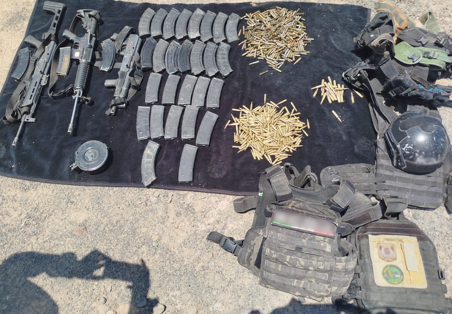 GN Y EJÉRCITO DETIENEN A 2 PERSONAS Y ASEGURAN VEHÍCULO CON MATERIAL BÉLICO