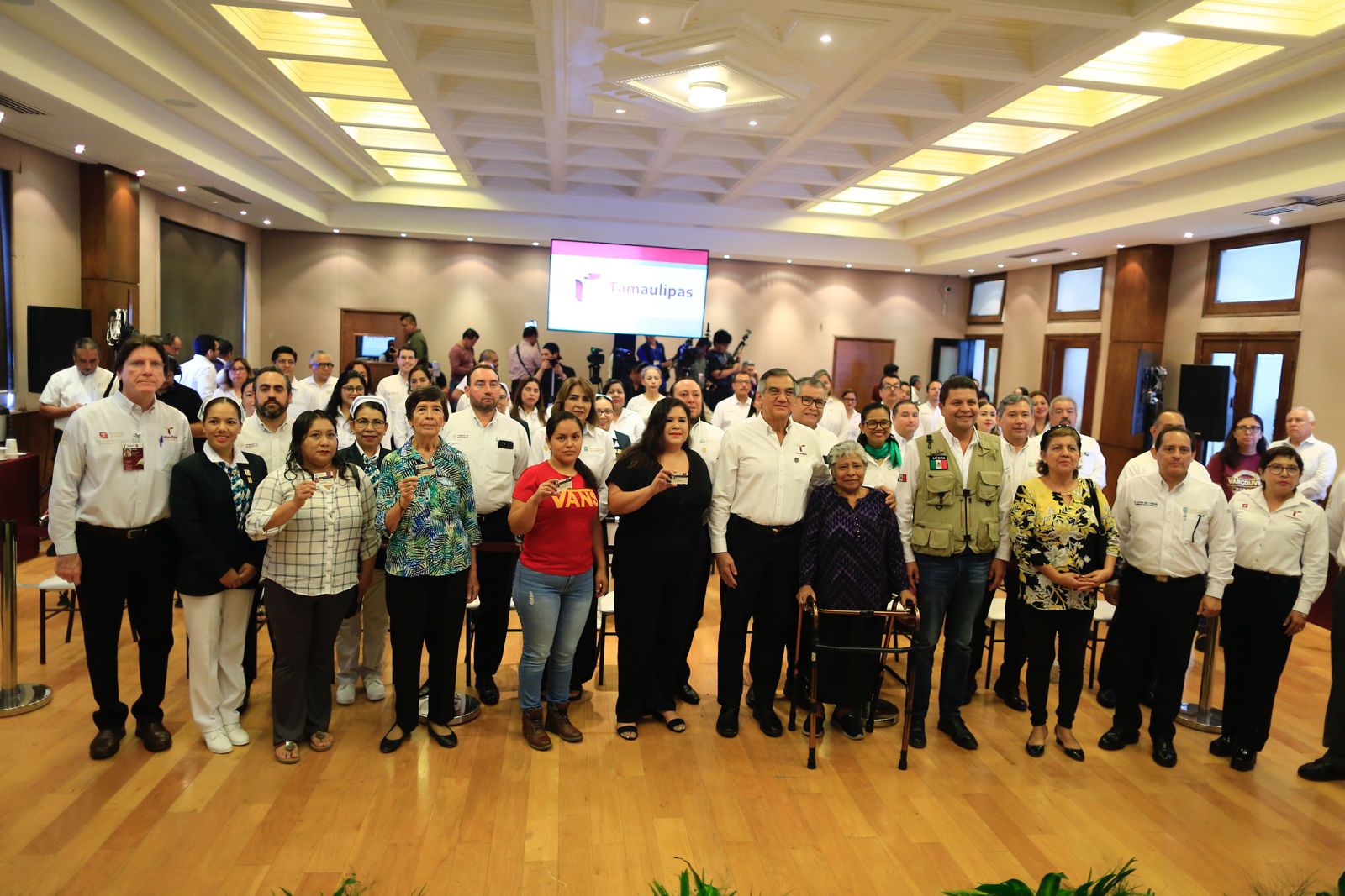 Entrega Américo credenciales del programa IMSS-Bienestar