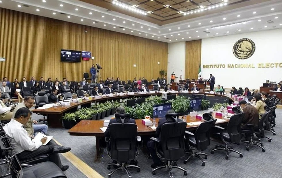 Reduce INE a partidos 478 millones en multas