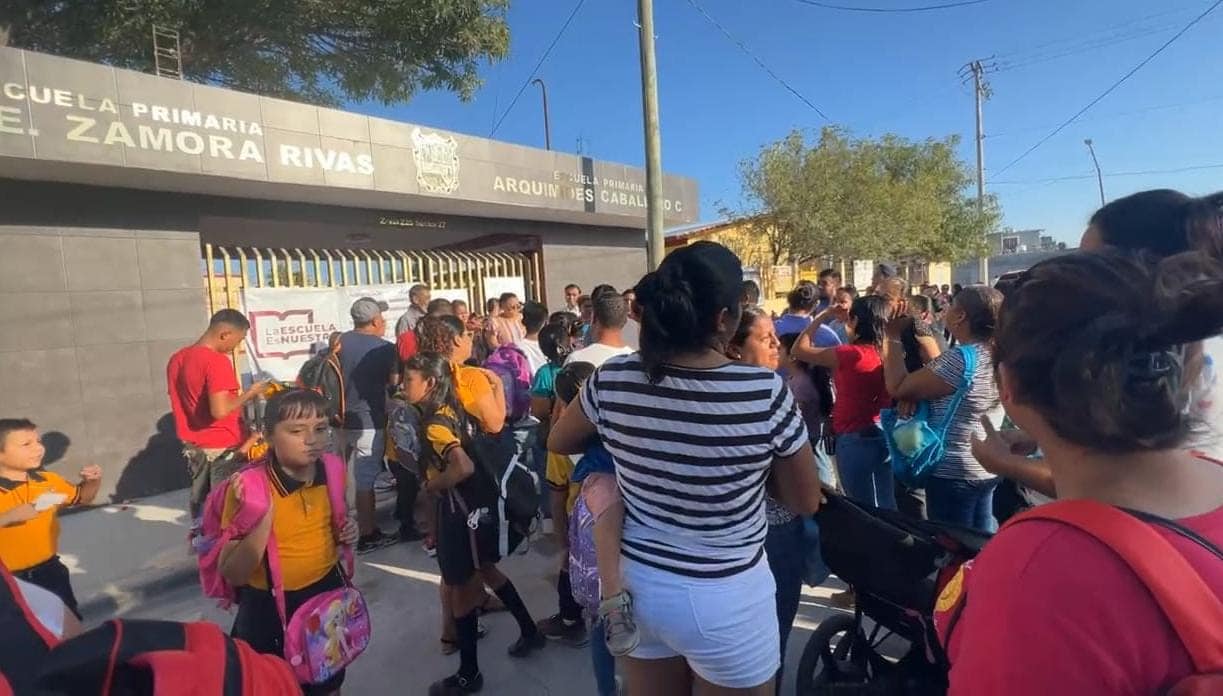 Padres de familia protestan en primaria Arquímides Caballero por falta de personal