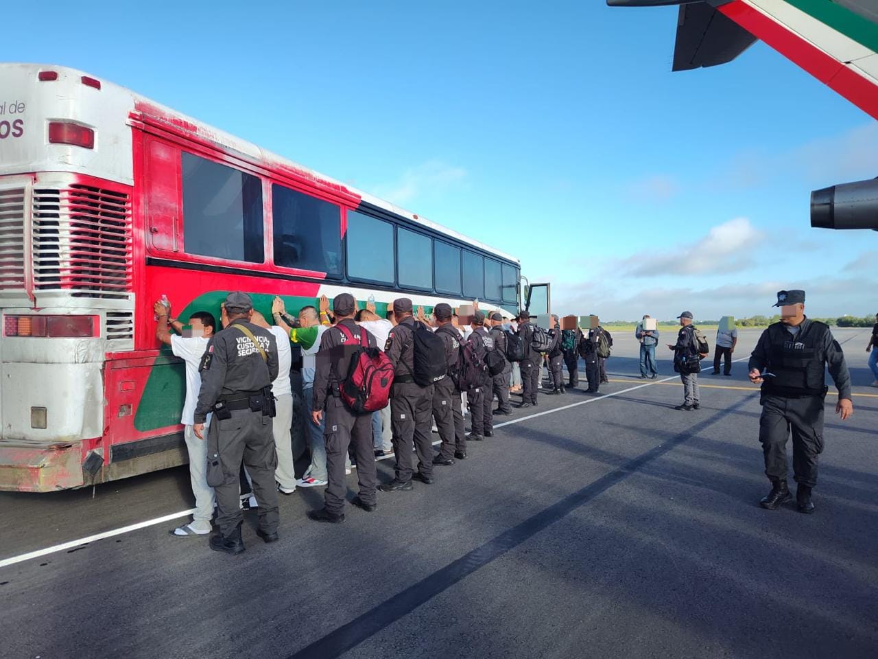 Trasladan desde CEDES de Tamaulipas a 68 personas privadas de la libertad a CEFERESOS