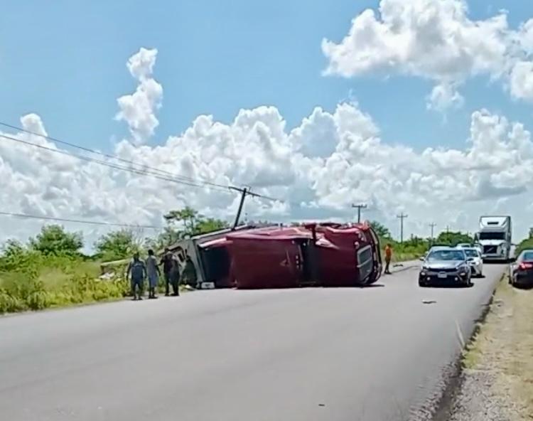 Vuelca tráiler cargado de papaya en carretera San Fernando-Reynosa