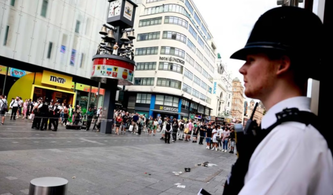 Mujer y niña son apuñaladas en el centro de Londres