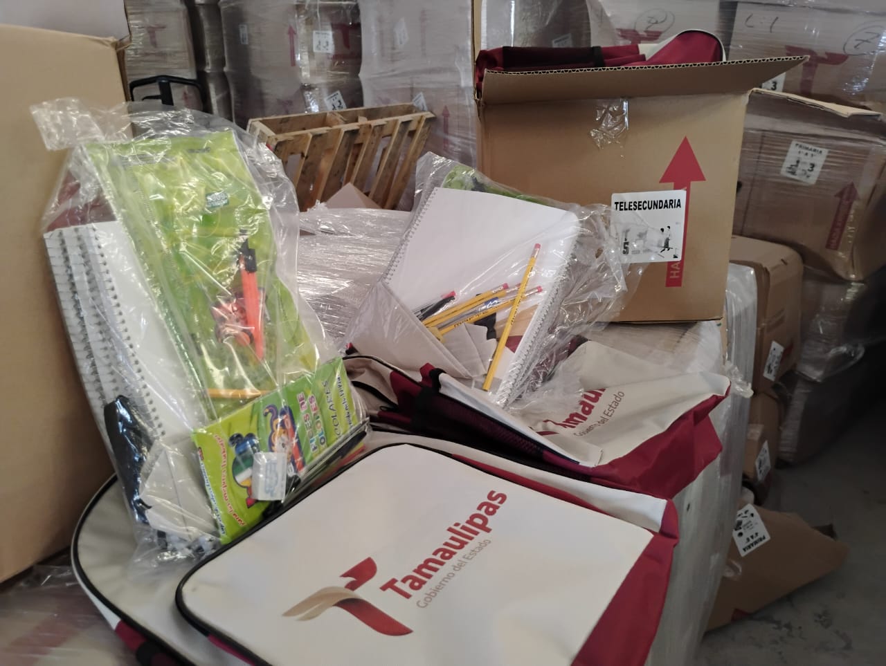 LLEGAN PAQUETES DE MOCHILAS Y LIBROS PARA 96 MIL ESTUDIANTES EN MATAMOROS
