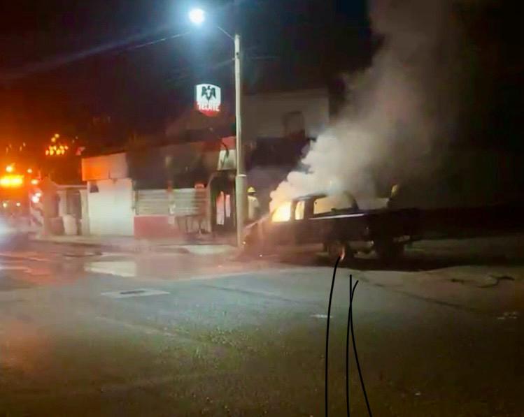 Se quema camioneta por corto circuito en San Fernando