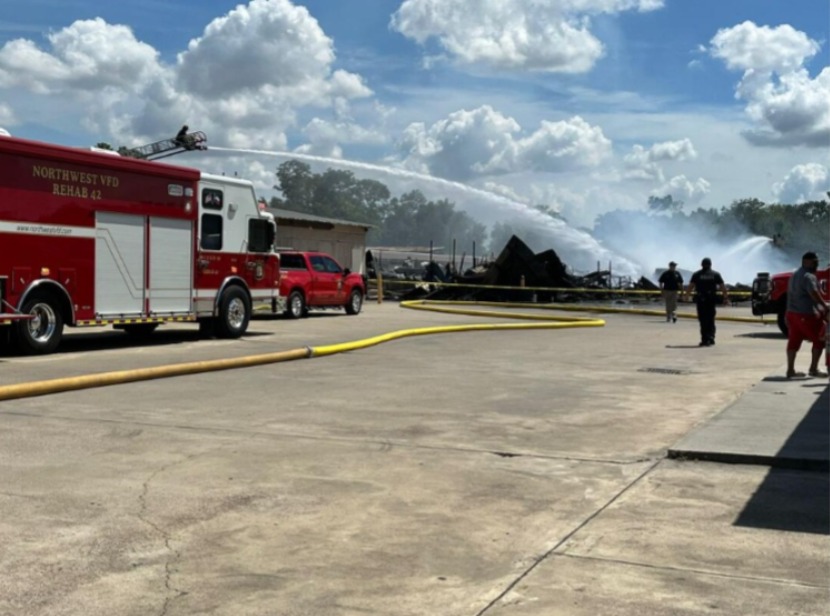 Fuerte INCENDIO en el mercado de pulgas en Houston dejó SIN NADA a vendedores