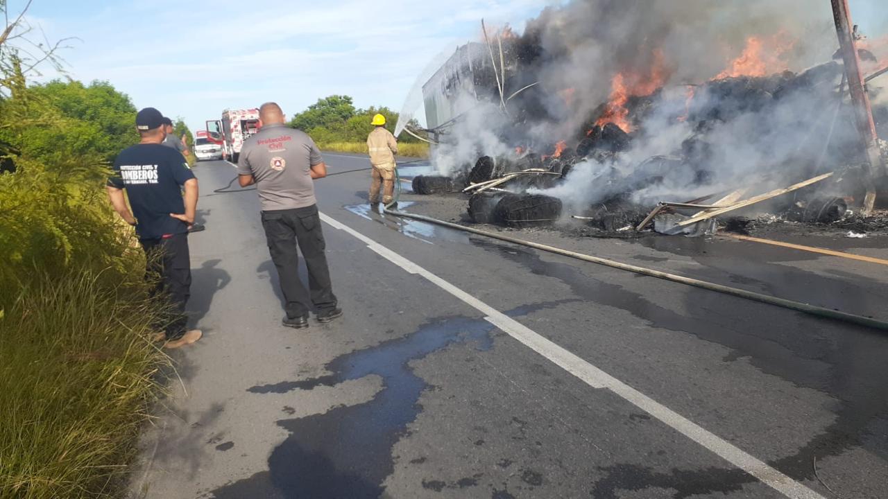 Se queman tráiler cargado de pacas de ropa en libramiento de San Fernando