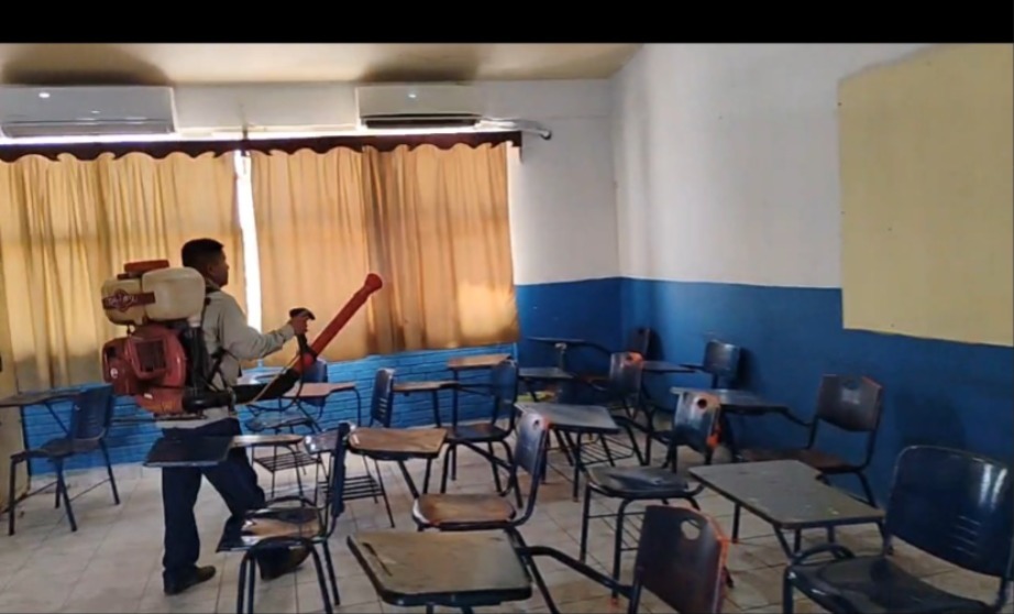 Realizan fumigación en escuelas  por próximo inicio del ciclo escolar