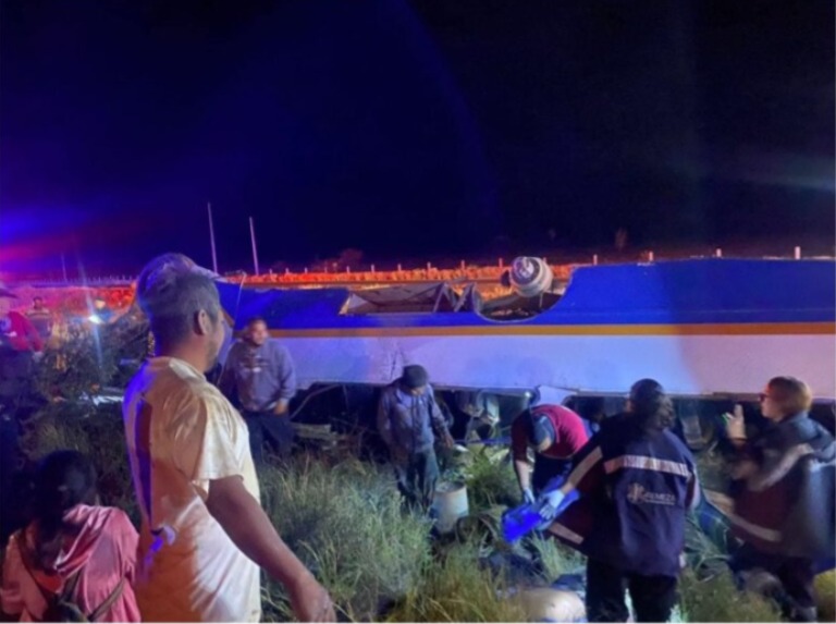 Cuatro jornaleros muertos y 17 lesionados tras volcar camión en Zacatecas
