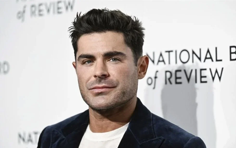 Hospitalizan a Zac Efron tras accidente de piscina en España
