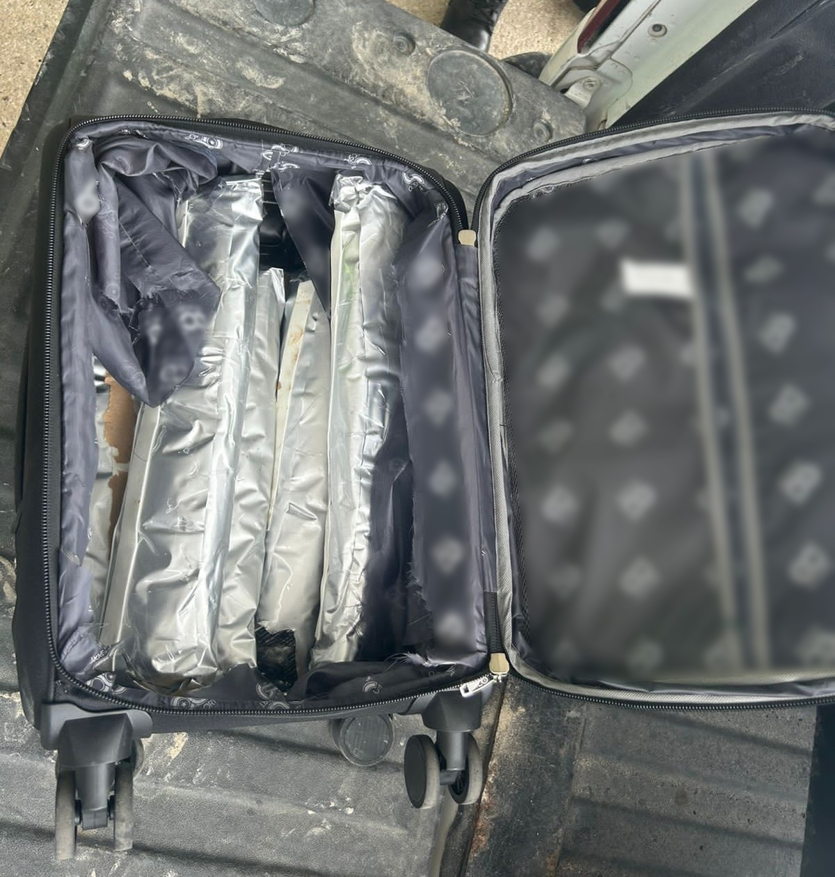 ASEGURAN PAQUETES CON DROGA SINTÉTICA CRISTAL OCULTOS EN MALETA