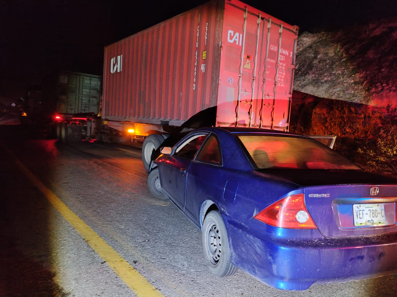 Guardia Estatal atiende choque de tractocamión con vehículo particular