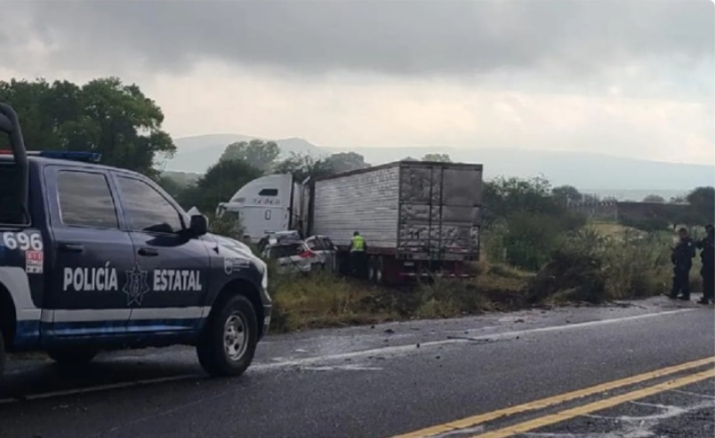 Tráiler embiste vehículo de familia potosina en Zacatecas, hay 4 muertos