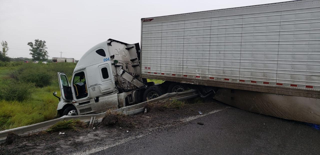 Trailer Derrapa en Carretera Vict-Mat a la Altura de Jiménez por Lluvias Intensas