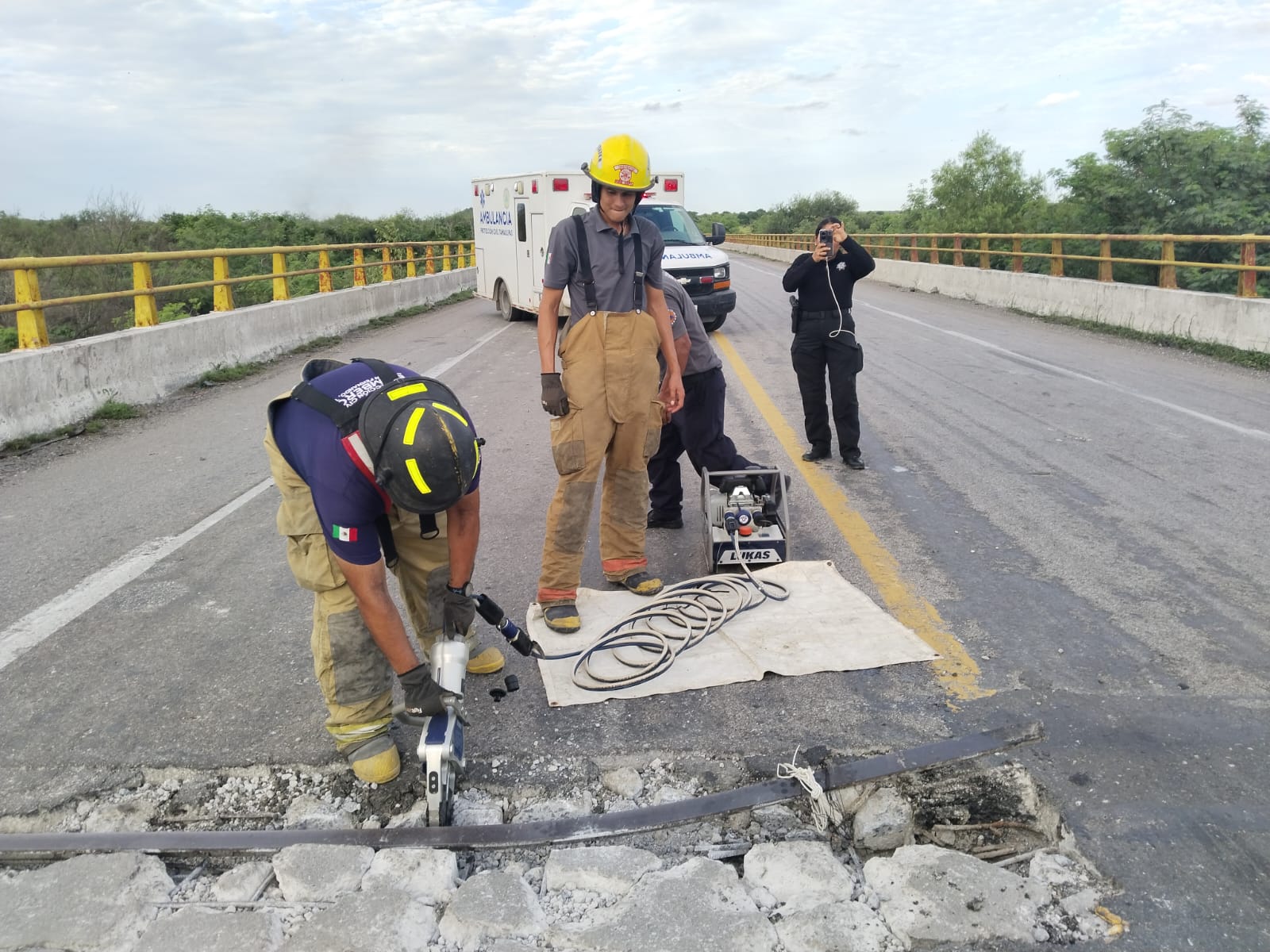 Retiran viga peligrosa en libramiento de San Fernando tras denuncia de automovilistas