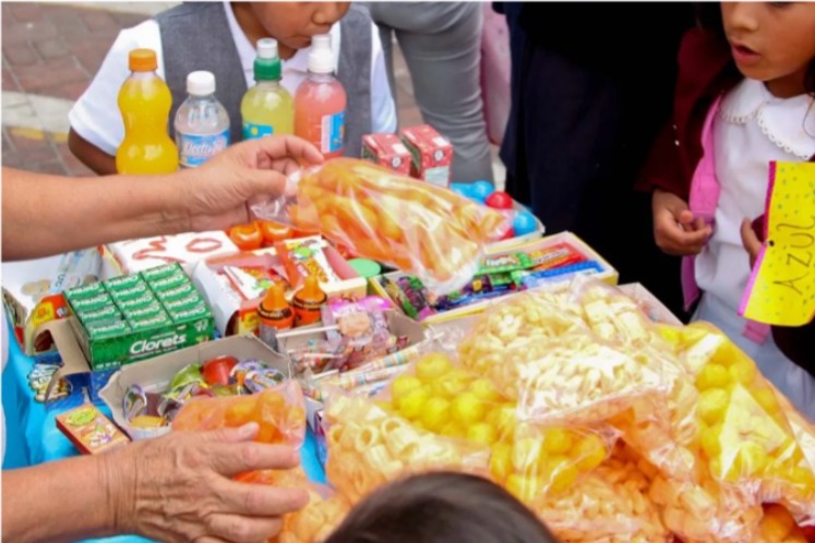 Gobierno federal alista una nueva medida para acabar con comida chatarra en las escuelas