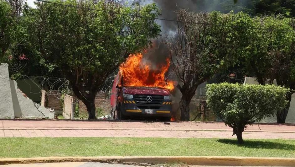 Normalistas vandalizan la 35 zona militar en Iguala