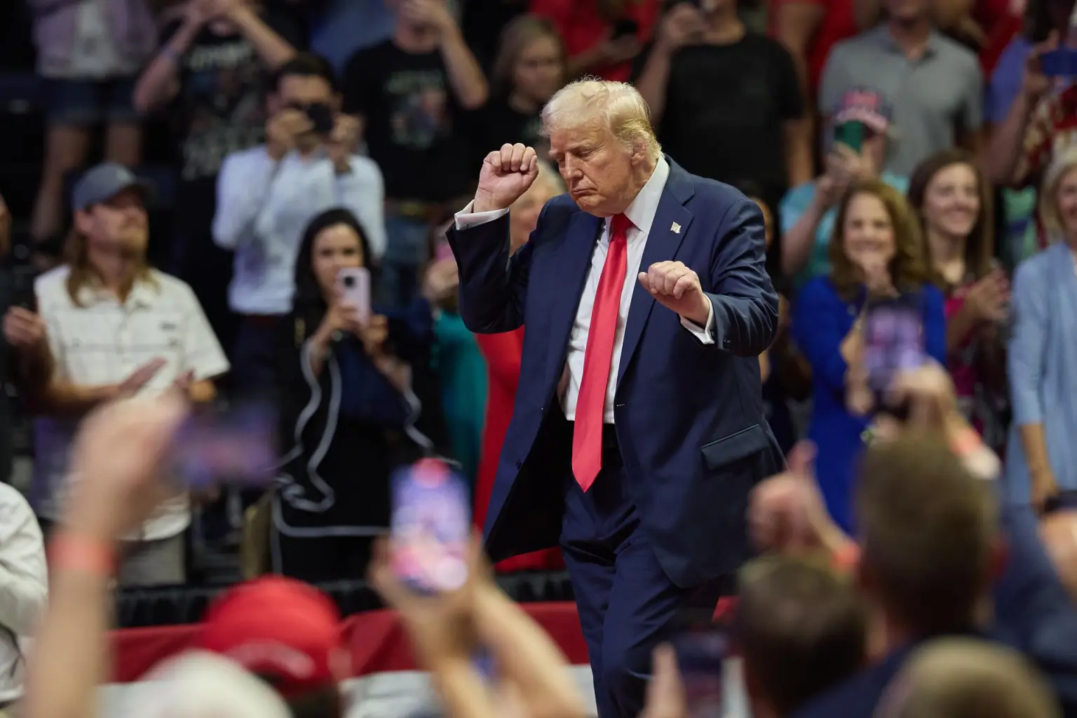 Trump arremete contra Kamala Harris al ritmo de ‘Juliana, qué mala eres’