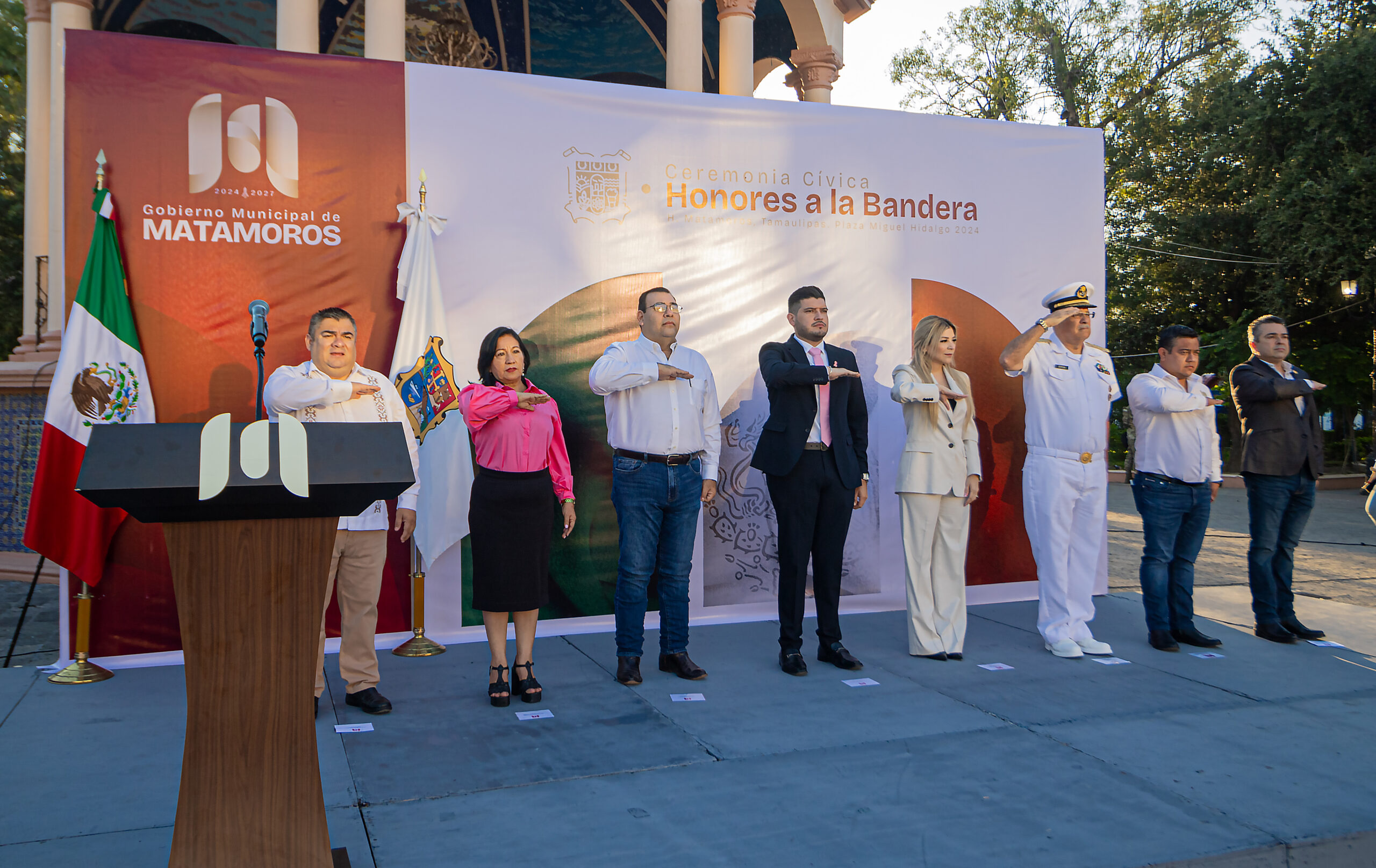 Encabeza el alcalde Alberto Granados los Honores a la Bandera