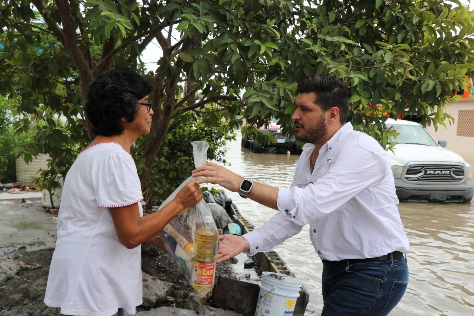Alberto Granados entrega apoyos alimentarios a familias afectadas por las lluvias