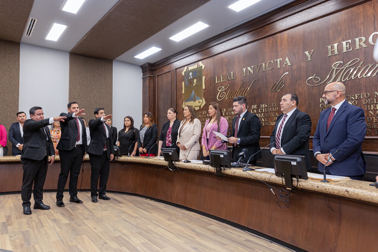 Arranca administración con sesión de cabildo e integración de secretarios