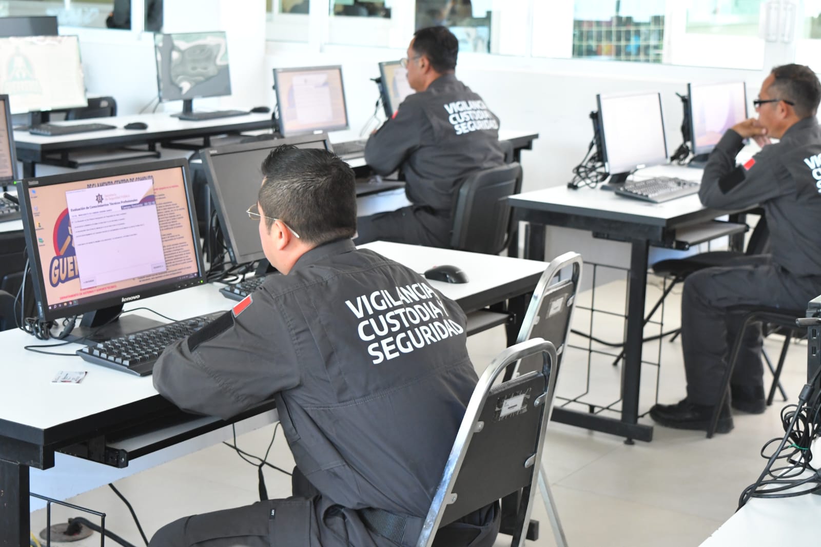 Presentan custodios evaluación de conocimientos para promoción de grados
