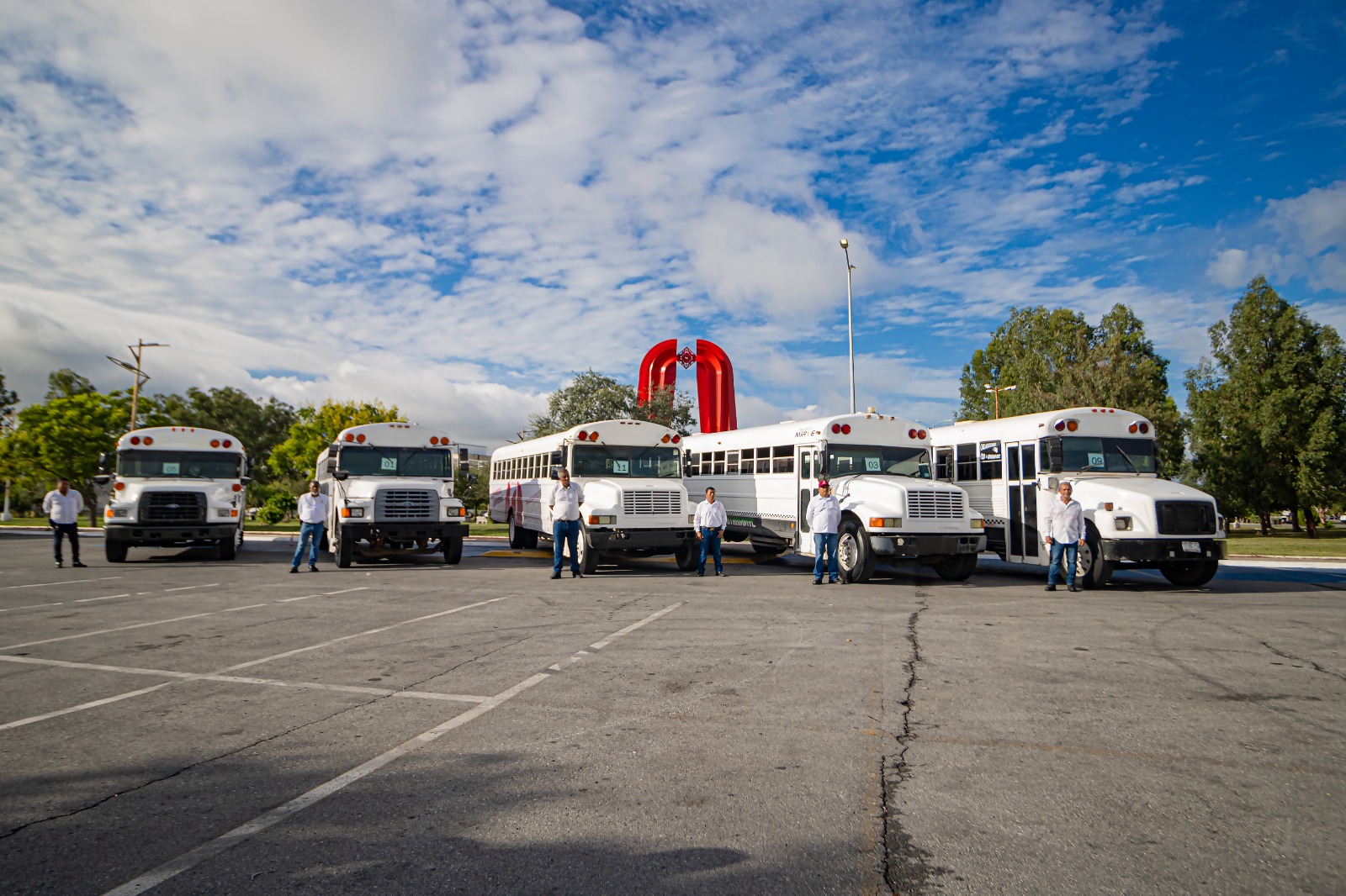 Entrega unidades de transporte escolar el alcalde Alberto Granados Fávila