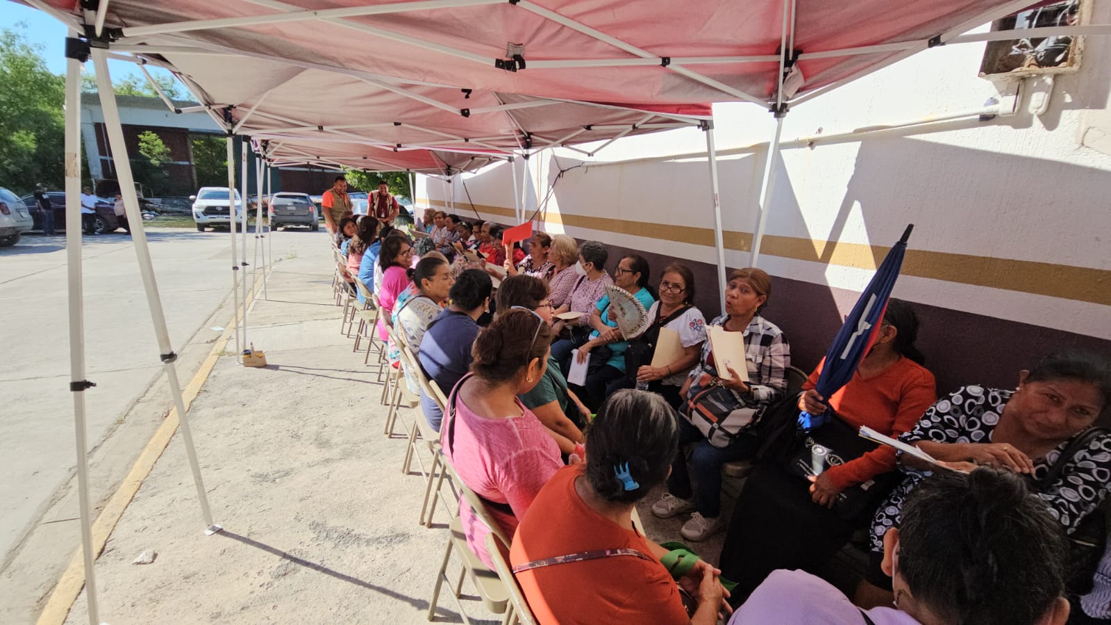 Mujeres hacen largas filas para la Pensión
