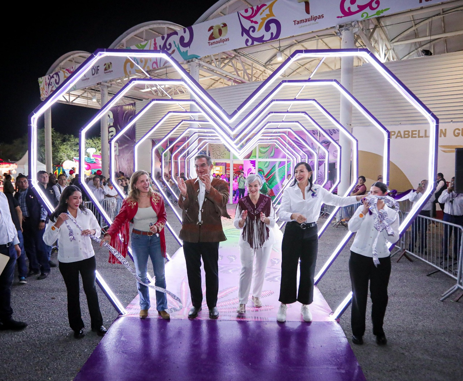 Inauguran Américo y María de Villarreal el stand del DIF Estatal en la Feria Tamaulipas 2024