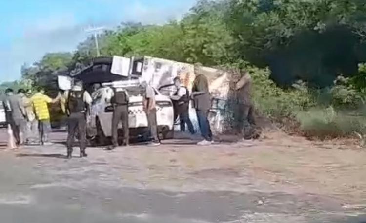 Vuelca tráiler de doble remolque en la carretera San Fernando-Reynosa