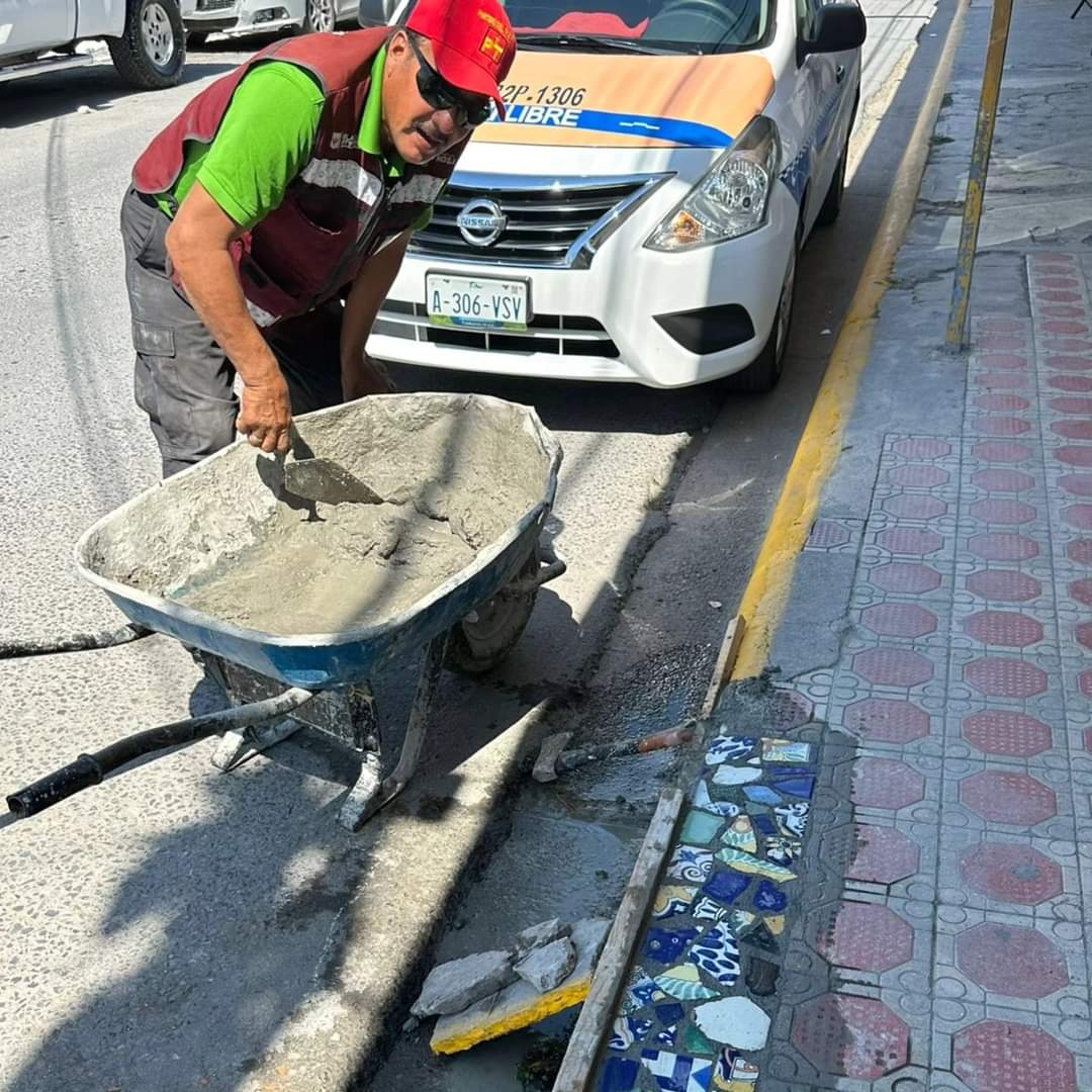 Parchan con pedaceria de azulejos banquetas de Reynosa