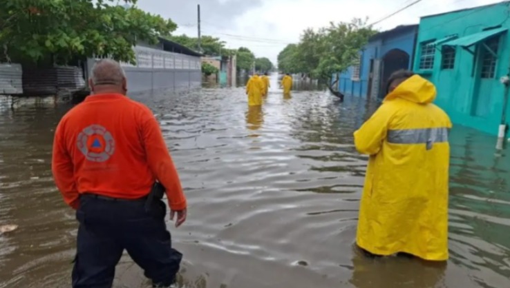 Lluvias dejan dos muertos y un desaparecido en Veracruz