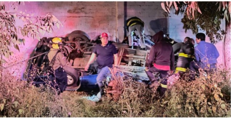 3 jóvenes muertos y 2 heridos tras volcadura de camioneta en Zacatecas