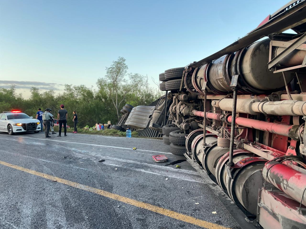 Choque entre dos tráileres y camioneta deja dos heridos y cuantiosos daños en San Fernando
