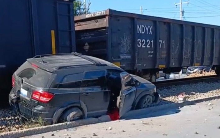 Se lo Lleva el Tren por ir Mensajeando en el Celular